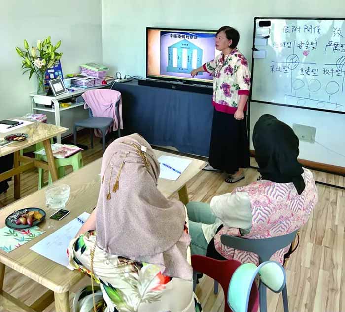 「宣教不只傳講真理,更是與文化對話。」作者從各種角度與穆民分享福音信息。