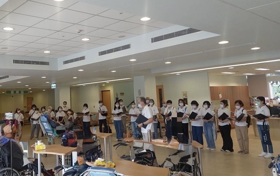 中原大學教職員詩班走入花蓮門諾醫院壽豐分院護理之家，獻唱詩歌傳遞關懷。(中原大學提供)