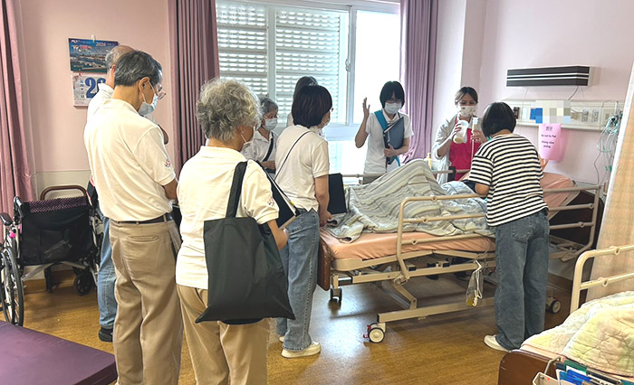中原大學教職員詩班走入花蓮門諾醫院壽豐分院護理之家病房，透過詩歌與祝禱傳遞關懷