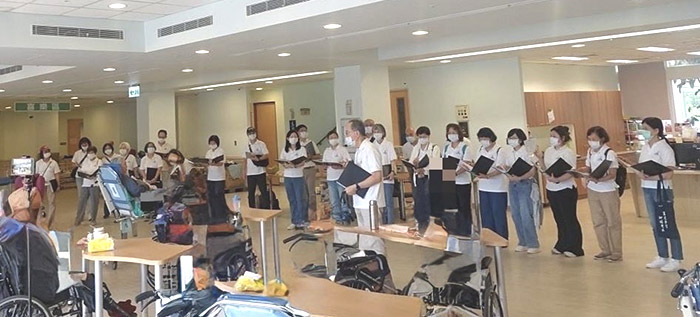 中原大學教職員詩班走入花蓮門諾醫院壽豐分院護理之家病房，透過詩歌與祝禱傳遞關懷