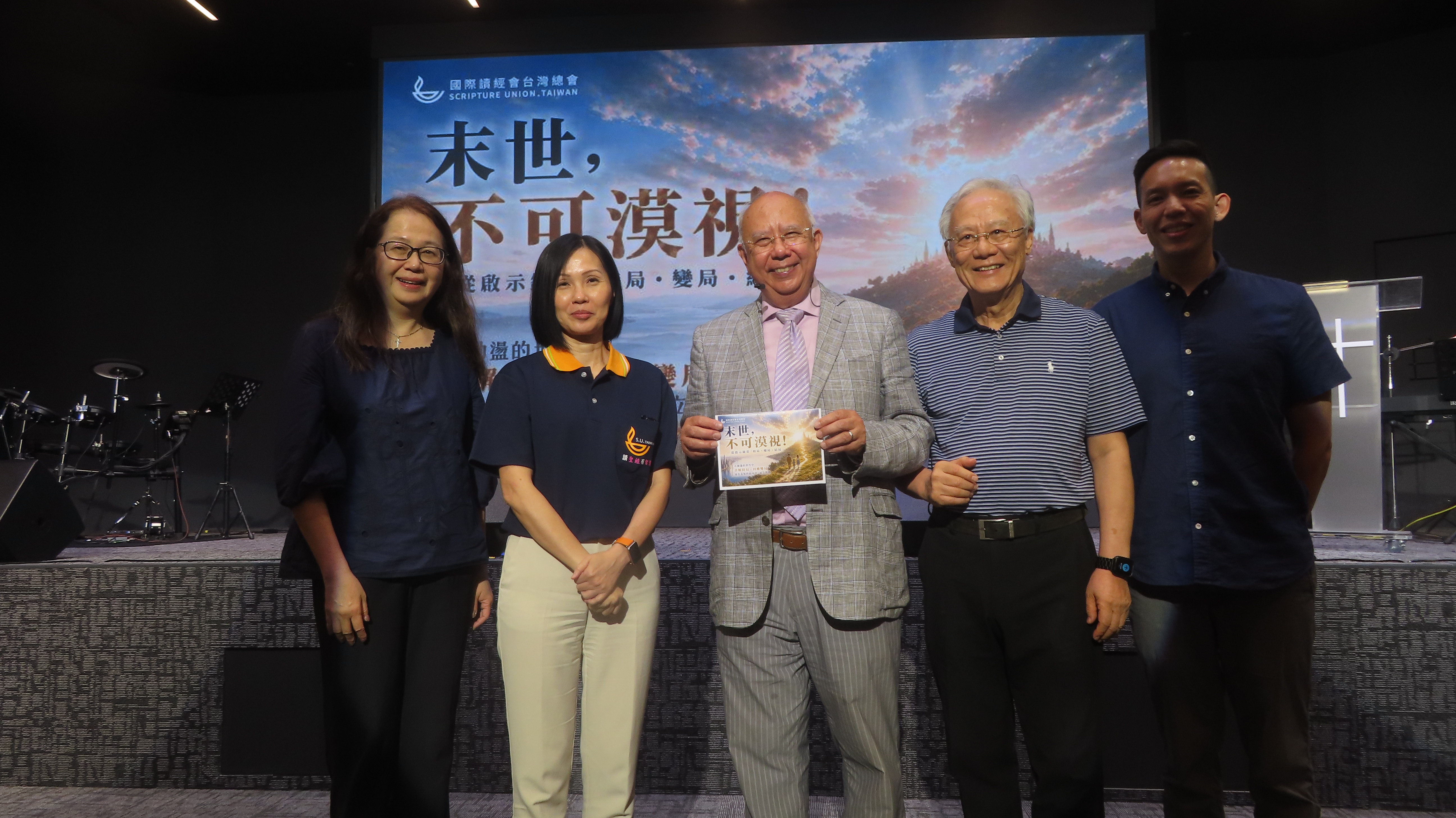 左起，李心美牧師，吳淑玫執行長，吳榮滁牧師，劉瑞河理事長與曹敬業牧師合影。（圖/梁敬彥攝影）