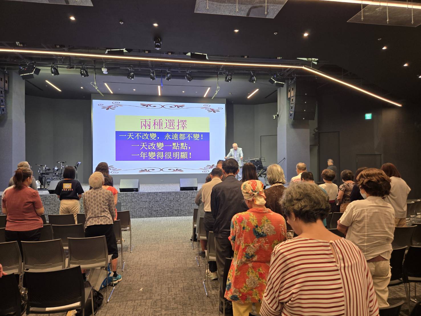 吳牧師祝禱。（圖/梁敬彥攝影）