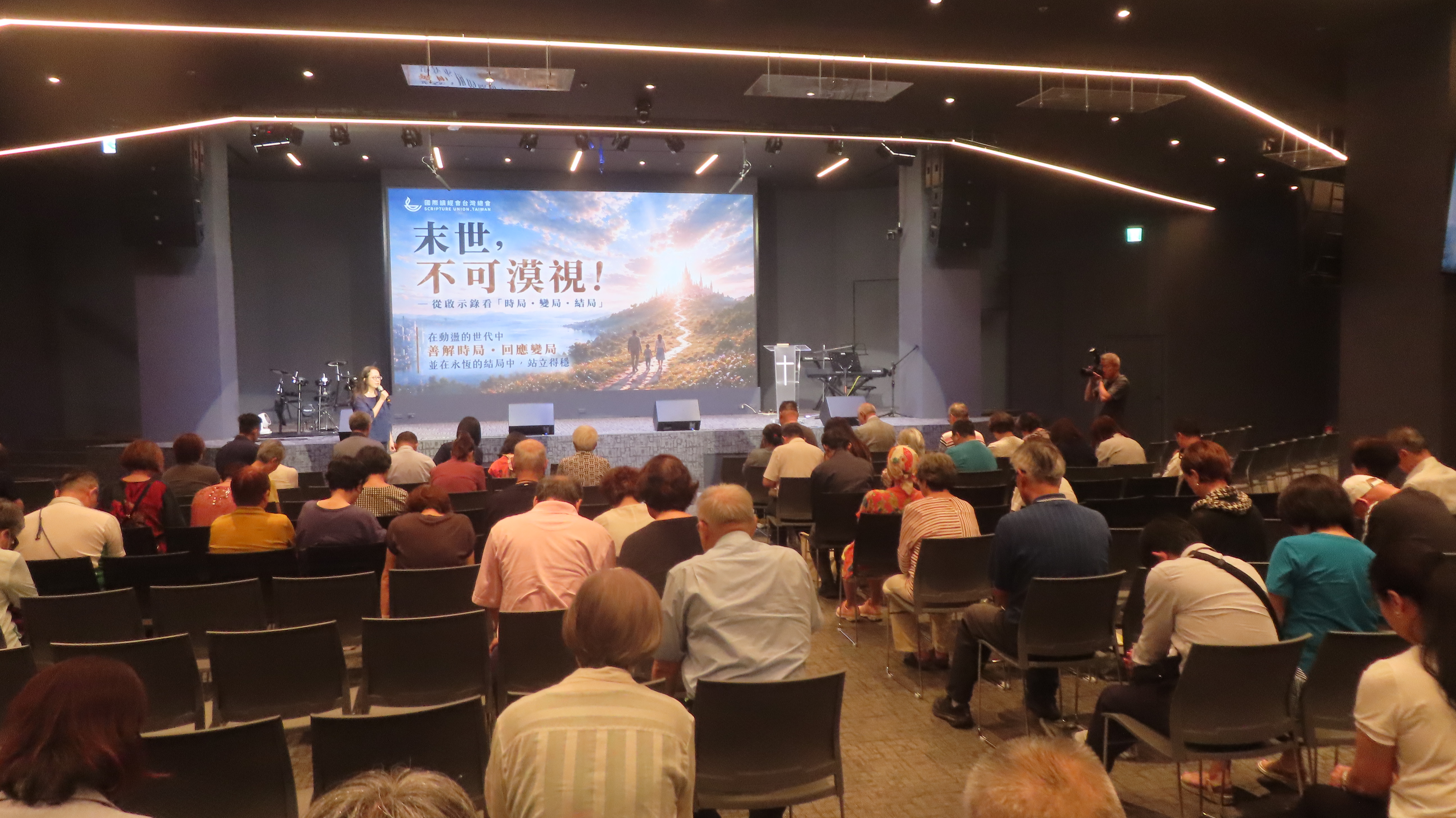 南港聯禱會主席李心美牧師祝福禱告。（圖/梁敬彥攝影）