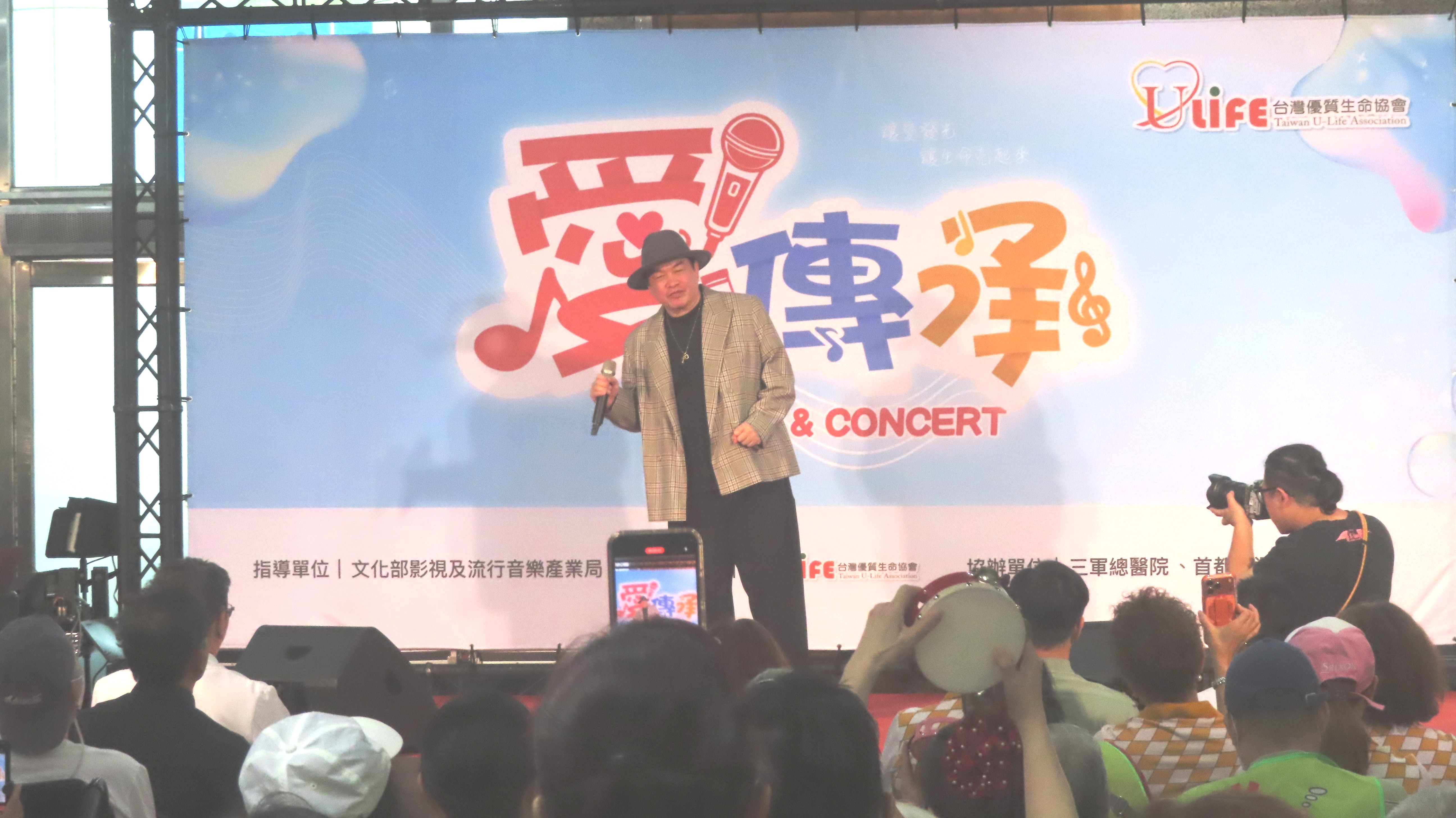 藝人康康戴著十字架項鍊演出。（圖/梁敬彥攝影）