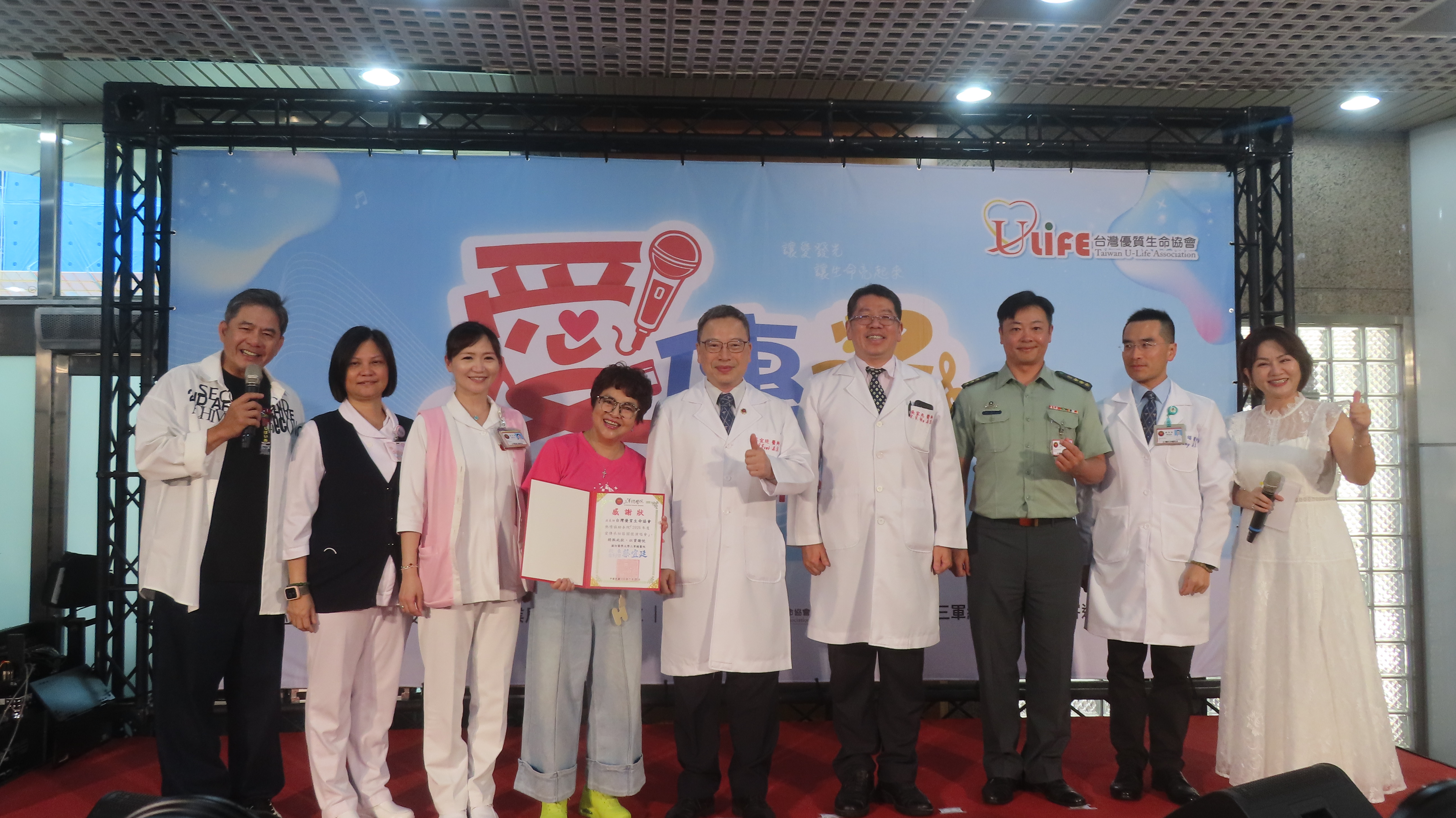 紀寶如（左4）和與會三總醫護團隊合影。（圖/梁敬彥攝影）