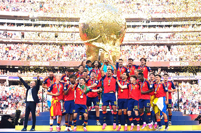 西班牙球員在球場上高舉冠軍金盃。(翻攝自FB@FIFA World Cup）