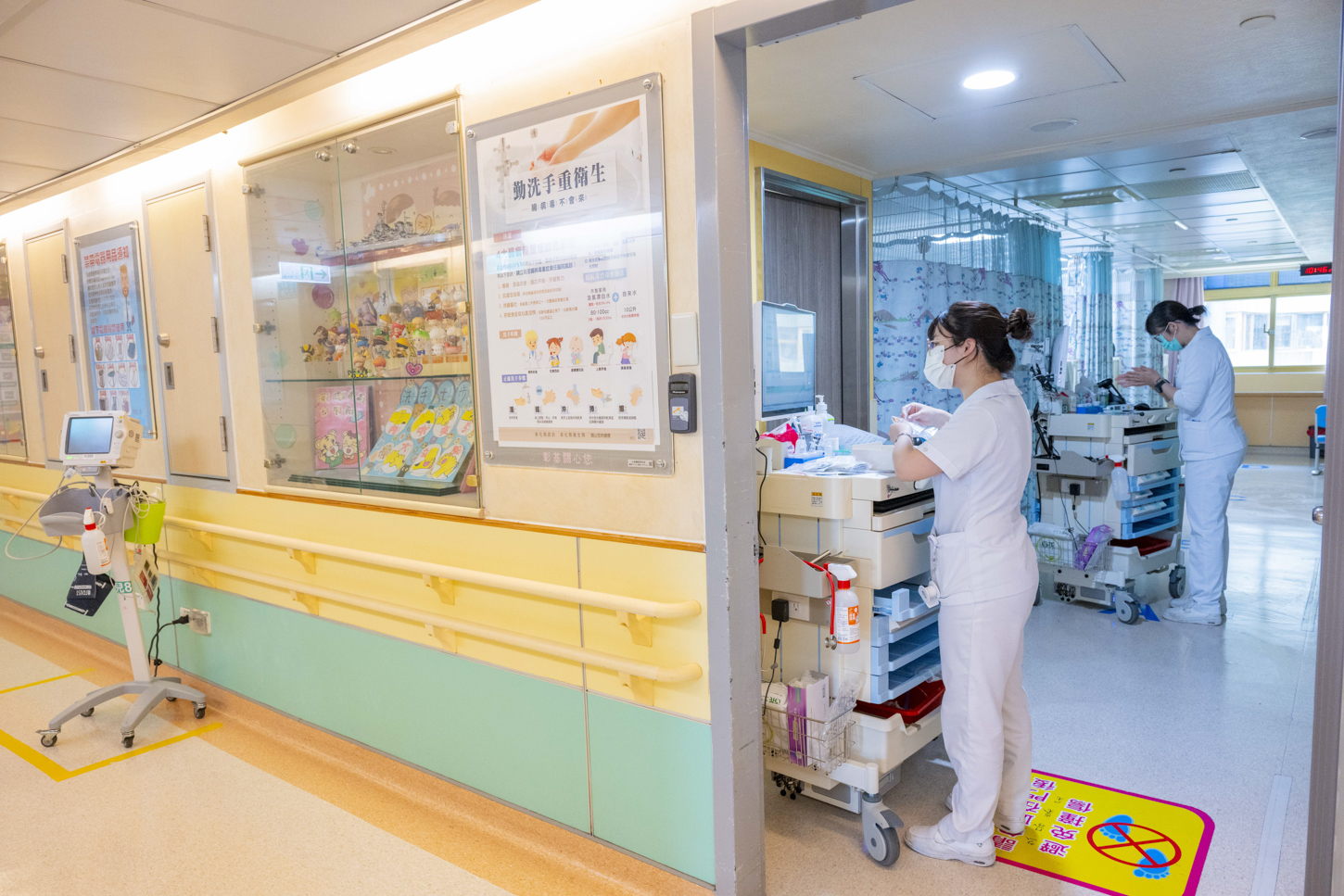 接種新冠肺炎疫苗可提升自我免疫保護力，有助於降低感染後住院、發生重症及死亡的機率。(彰基提供)