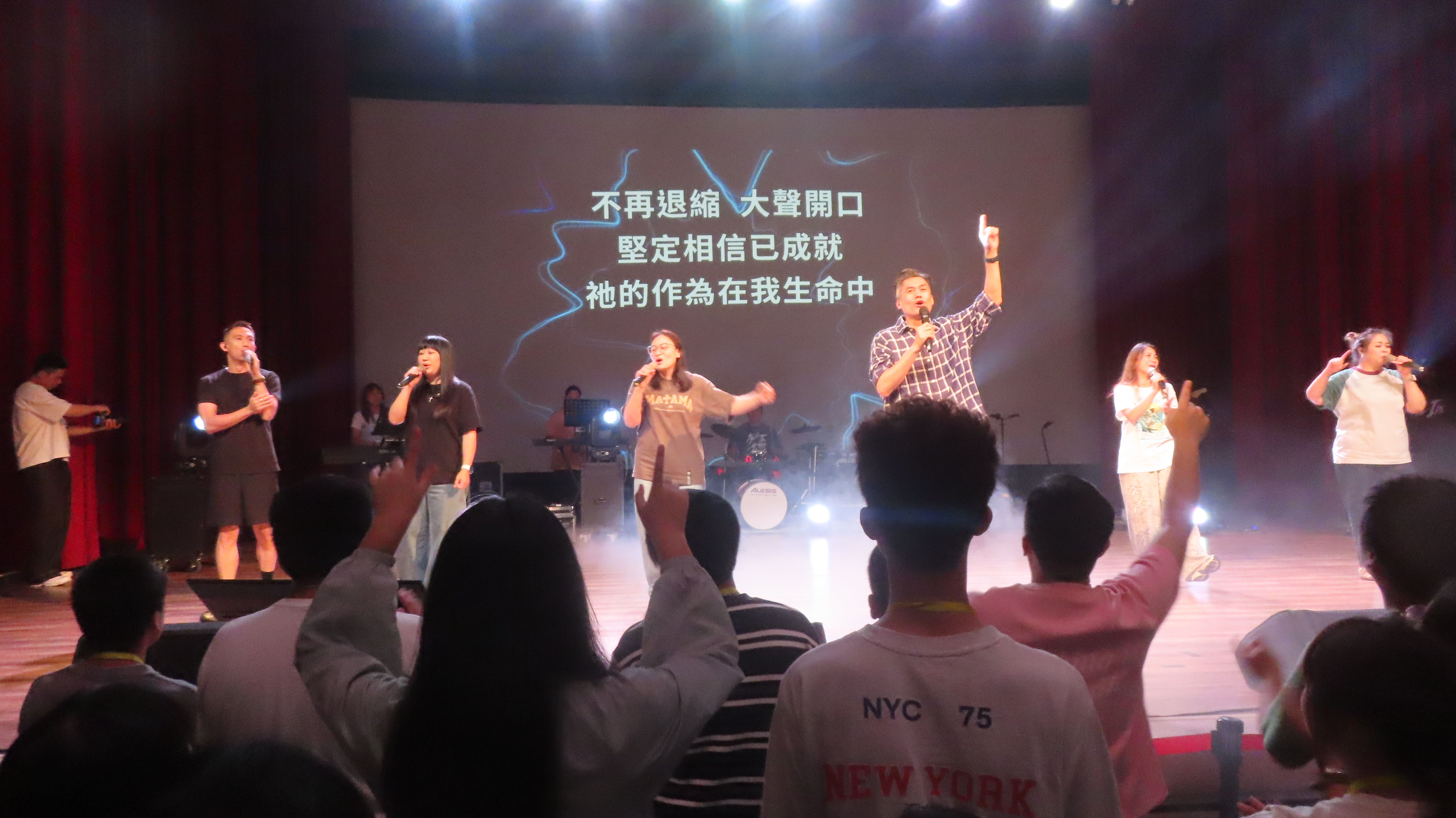蘇慧賢牧師帶領桃青盟團隊敬拜。（圖/梁敬彥攝影）