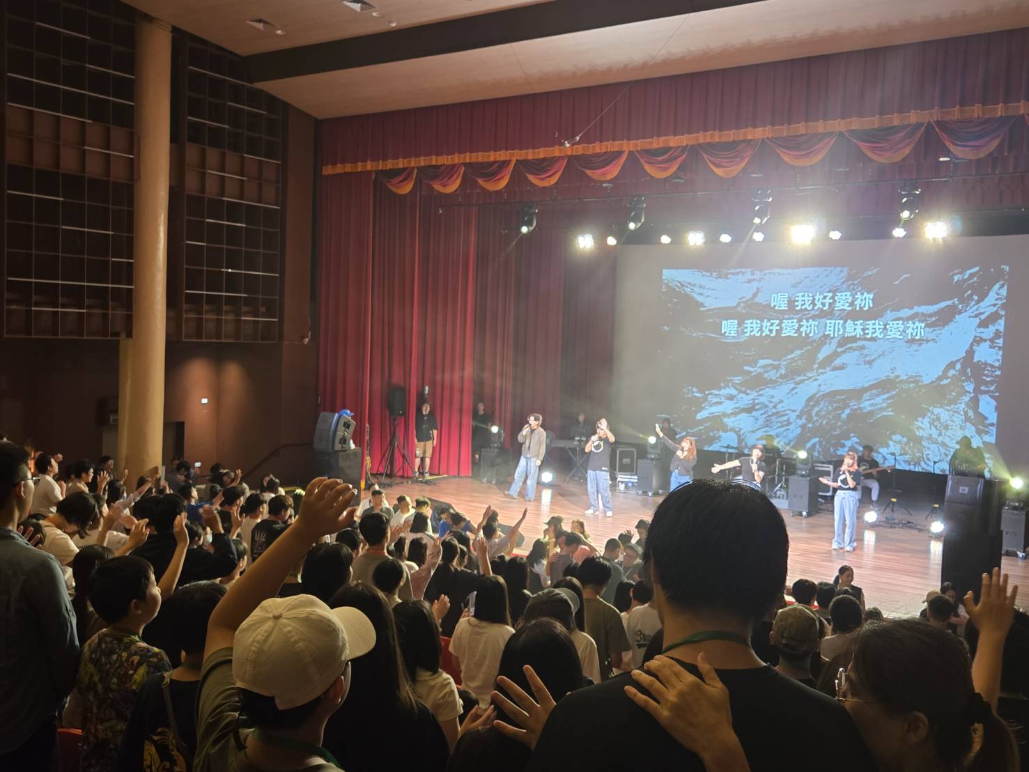 全場敬拜。（圖/梁敬彥攝影）