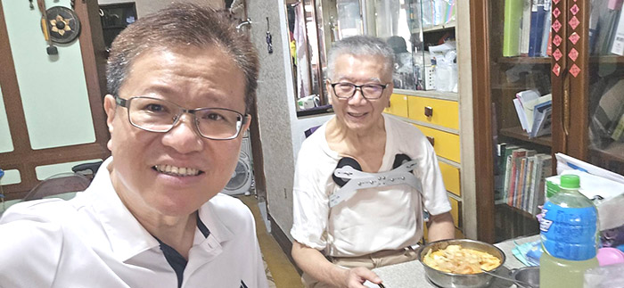 雙福禮拜堂楊志傑長老探視長者。(受訪者提供)