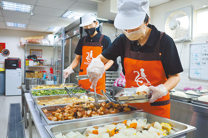 為長輩備餐。（圖／伊甸提供）