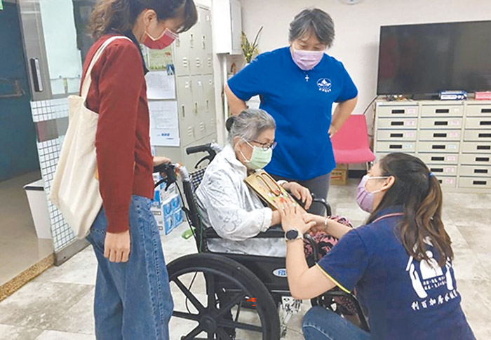 日間照顧中心的服務。（翻攝自甘霖基金會網站）