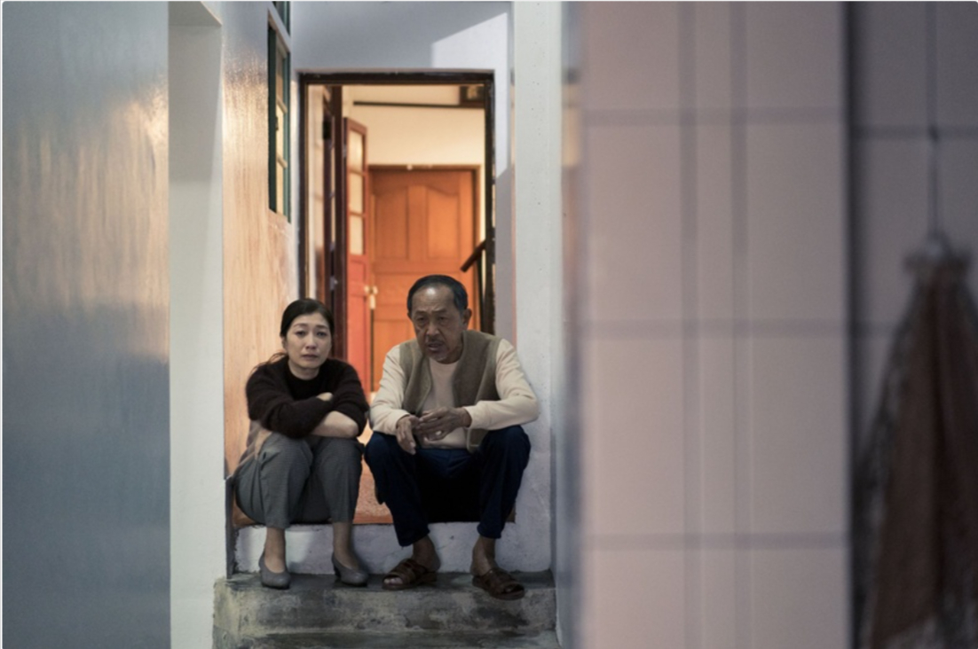 電影《老大人》中，黃嘉千（左）與小扈斗（右）飾演父女。（圖／開眼電影網）