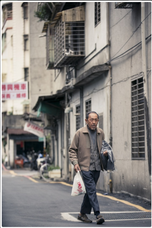 電影《老大人》中，父親過著獨居生活。（圖／開眼電影網）