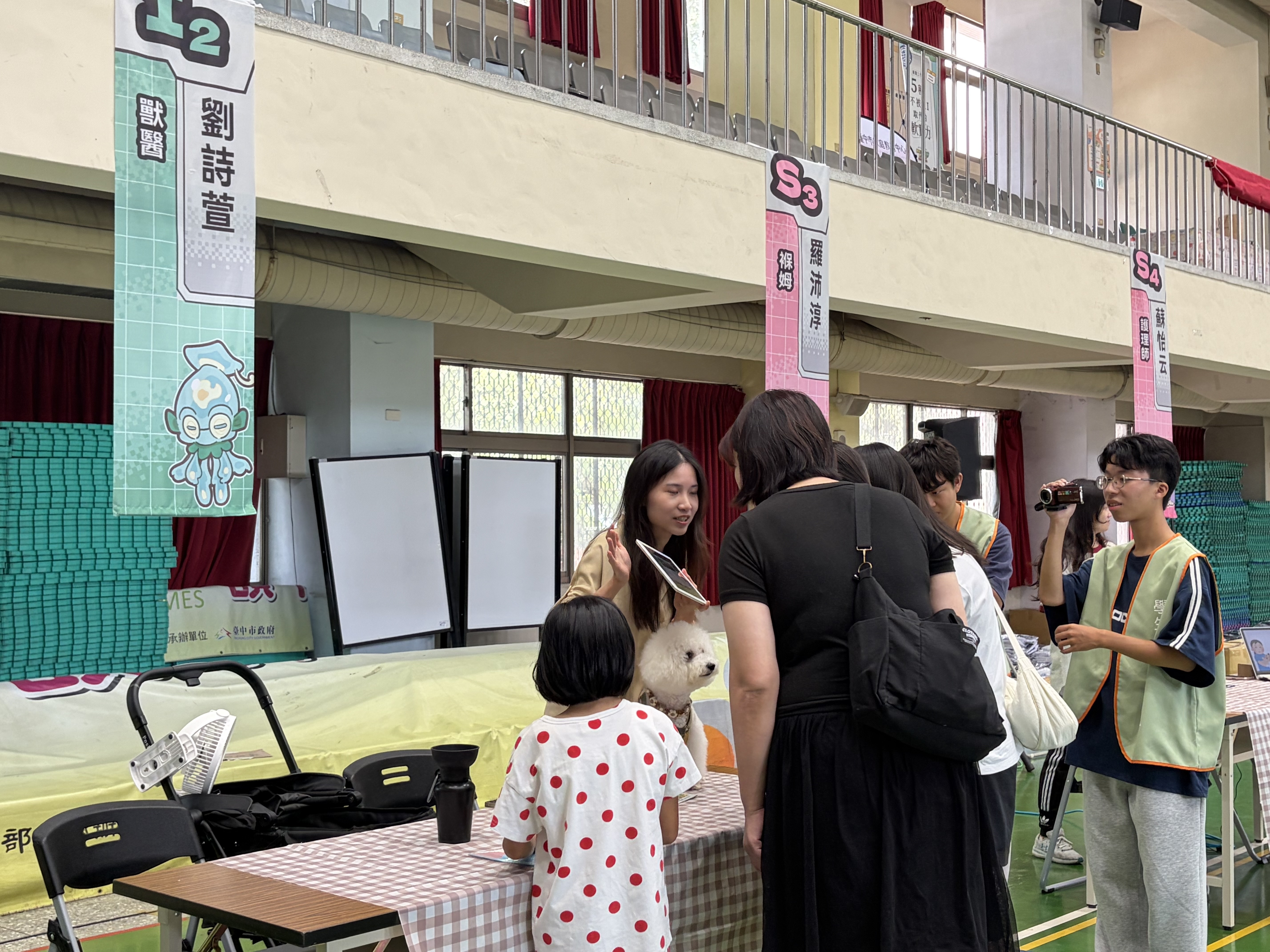 家長帶孩子探索未來職能。(圖/李容珍攝影)