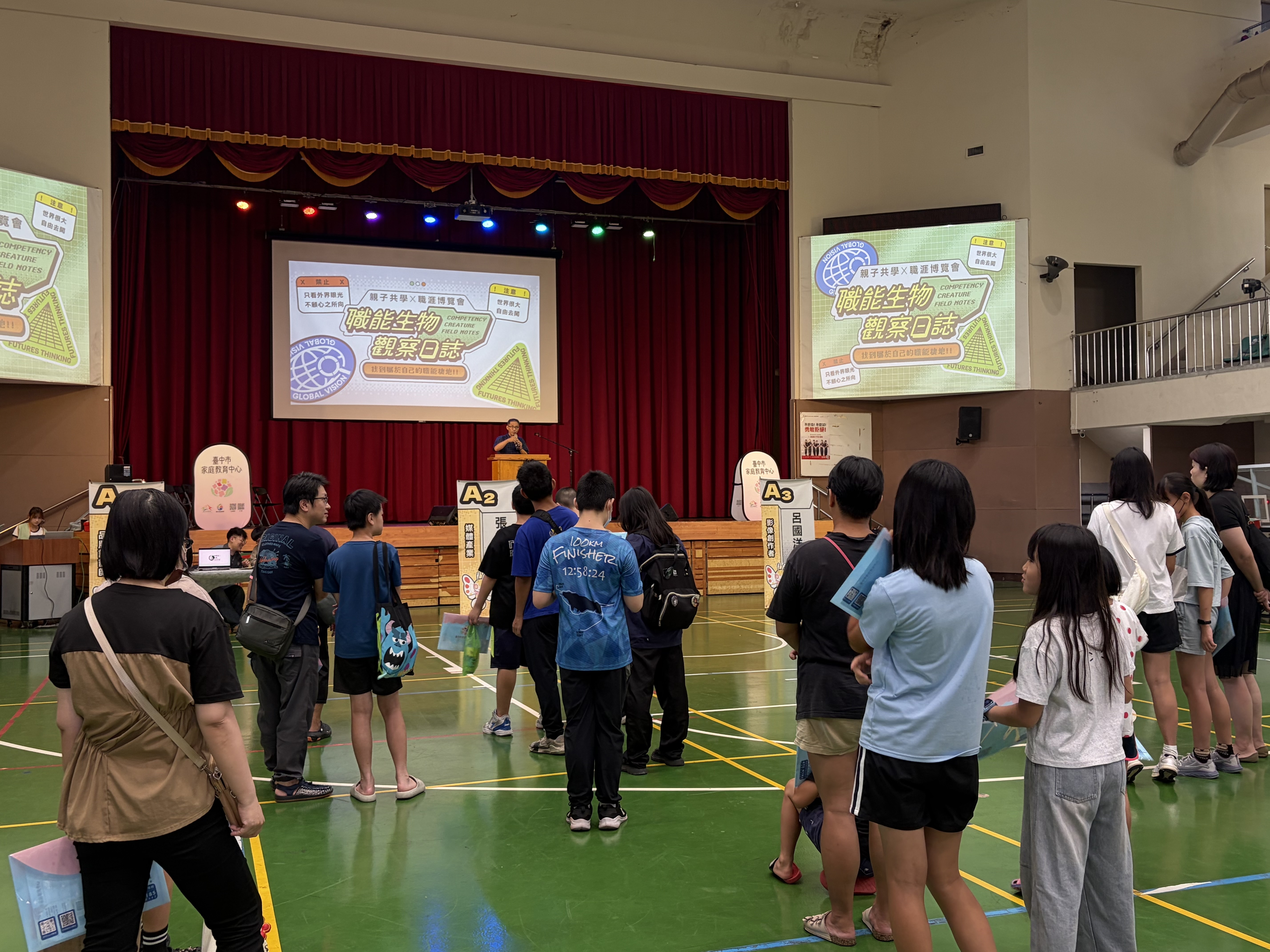 家長陪伴孩子了解他們的興趣。(圖/李容珍攝影)