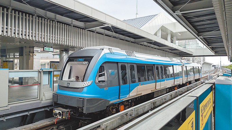 三鶯線列車色系以三峽藍天與藍染為設計元素。(作者攝影)