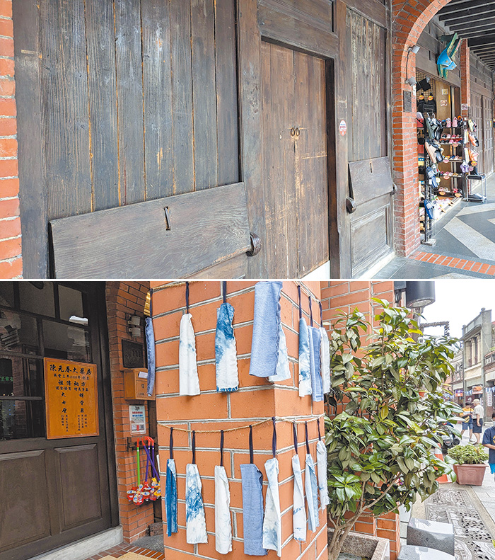 上圖:店家木門窗與木檯。下圖:老街柱子裝飾美麗的藍染布料。(作者攝影)