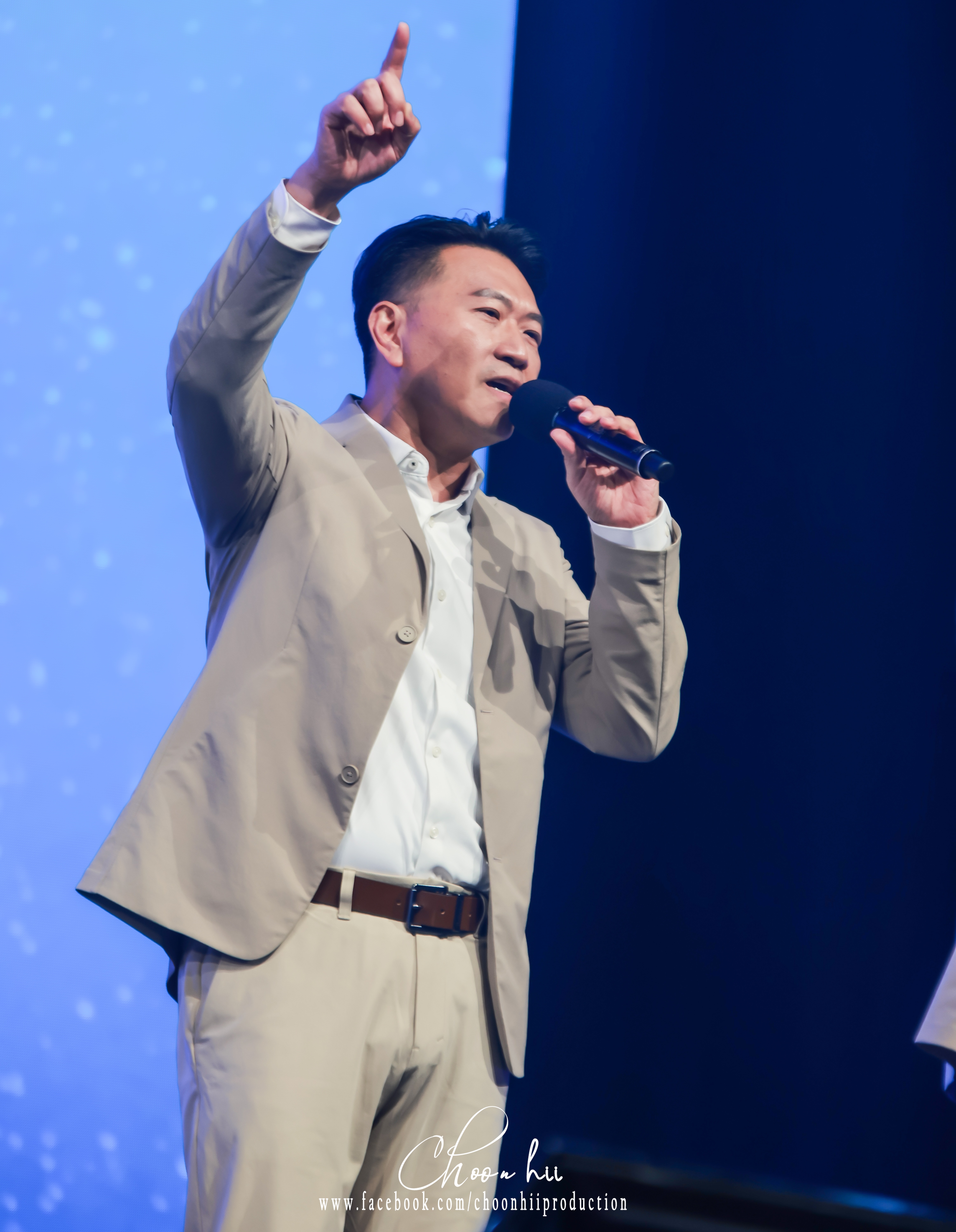 救世傳播協會會長、天韻團長謝光哲於東馬巡迴音樂會分享生命見證，鼓勵年輕人在困境中持守信仰與盼望。(圖/救傳提供)