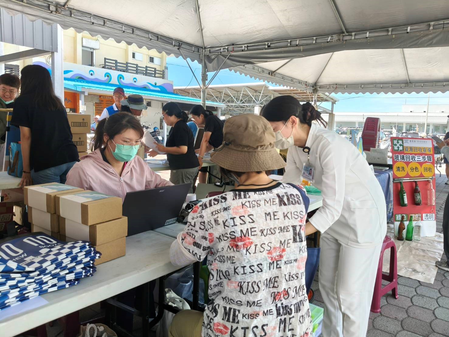 無論豔陽高照或颳風下雨，只要各單位有需求，東基癌症中心癌篩團隊都樂意前往。(東基提供)