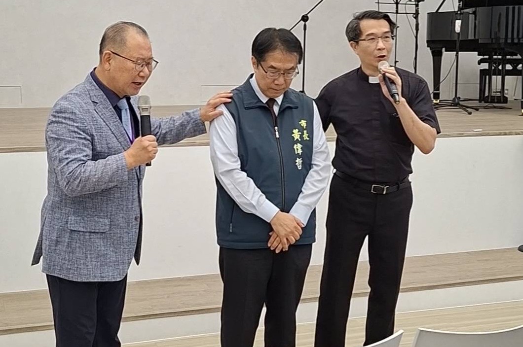 現任市長黃偉哲在教會禮拜堂接受祝福禱告，願聖靈常與他同在，(新化教會提供)