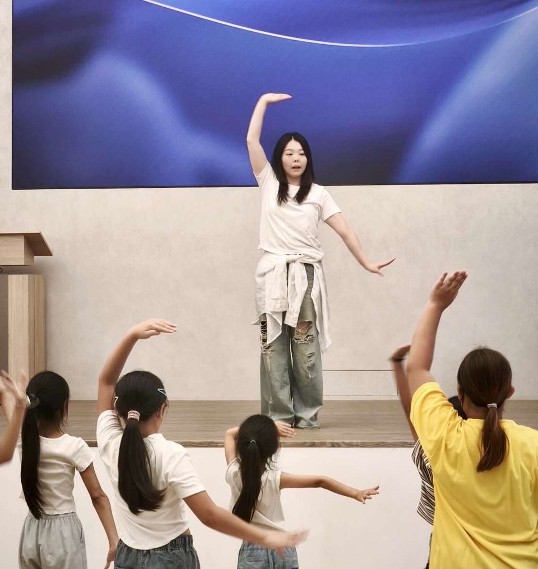 韓國傳統舞蹈界權威金美來老師帶領大人孩子們一起舞蹈。(新化教會提供)