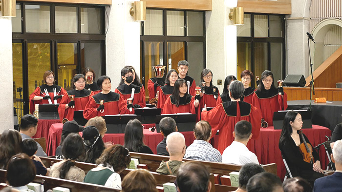 林舉嫻老師帶領手鐘詩班演出