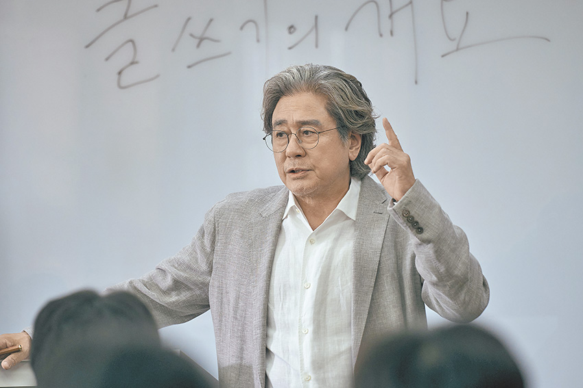 許文悟在大學教授文學創作，卻陷入瓶頸無法再寫出第二本小說。（劇照來源：Netflix）