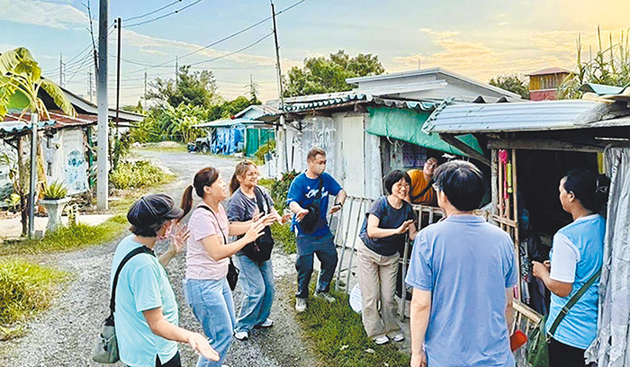 泰東短宣隊探訪當地的家庭。（受訪者提供）