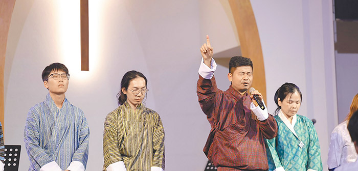張云恩（左ㄧ）在教會禱告。（圖／受訪者提供）