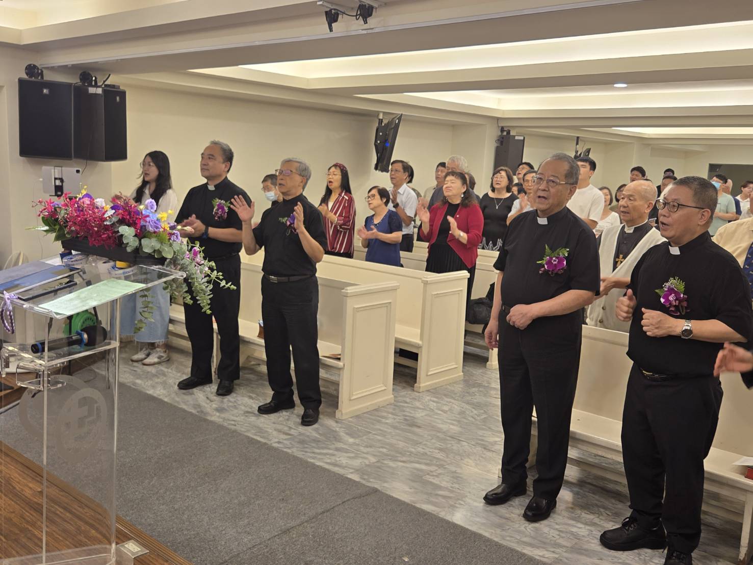 眾人敬拜禱告。（圖/梁敬彥攝影）