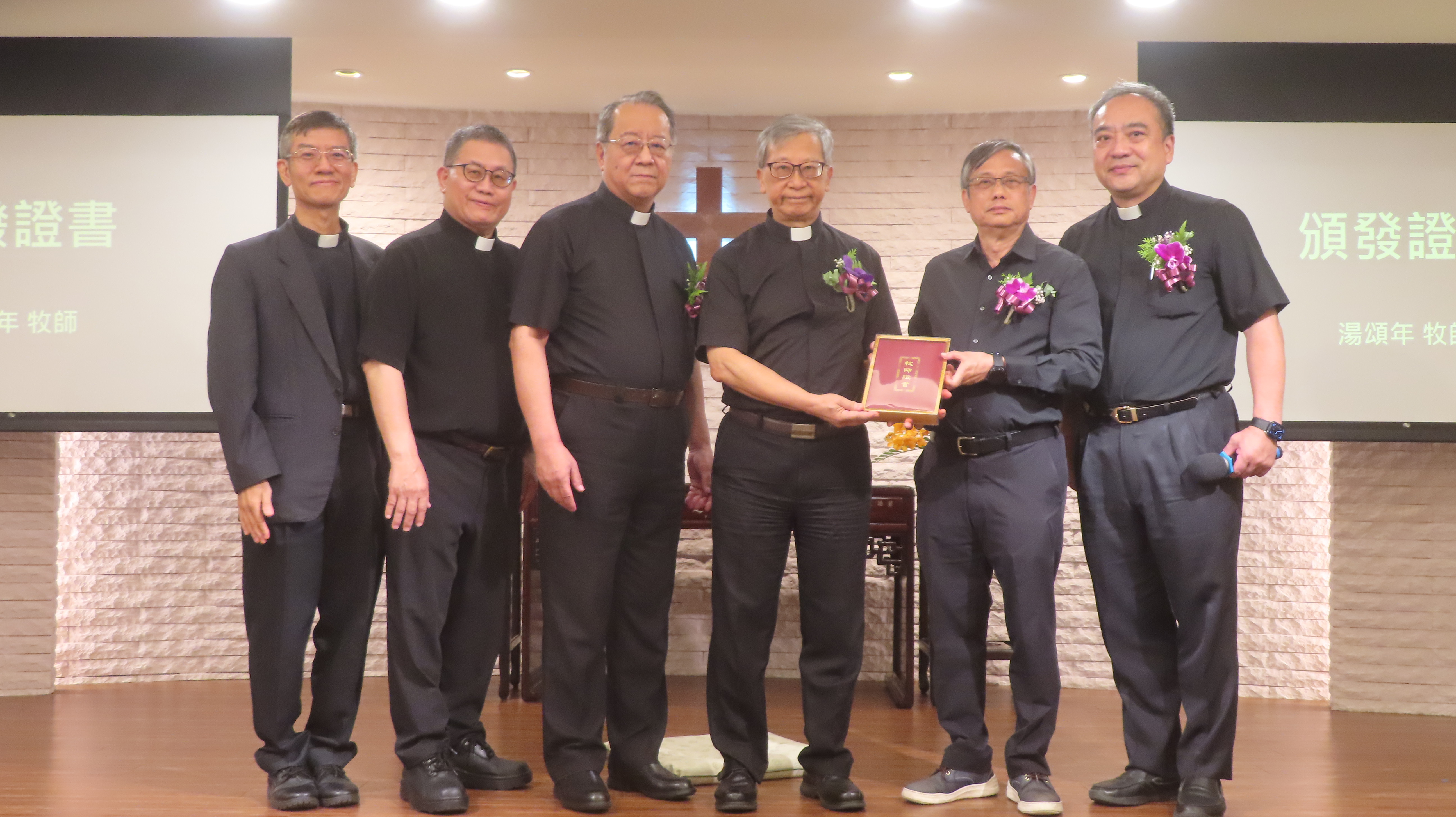 按牧團在頒發牧師證書後與黃健榮院長合影，左起為楊志輝牧師，尹可名牧師，朱奔野牧師，黃健榮牧師，湯頌年牧師和林坤易牧師。（圖/梁敬彥攝影）