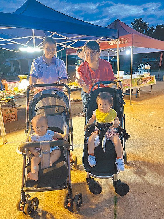 靠牛跟當地的baby合照。