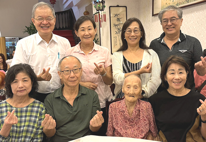 百歲人瑞延劉惠如姐妹與家人合影。（圖／受訪者提供）