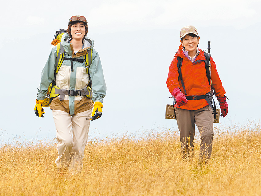純子和悅子維繫數十年友誼,兩人相約登山住宿「五星級飯店」。(劇照來源:政駒實業)