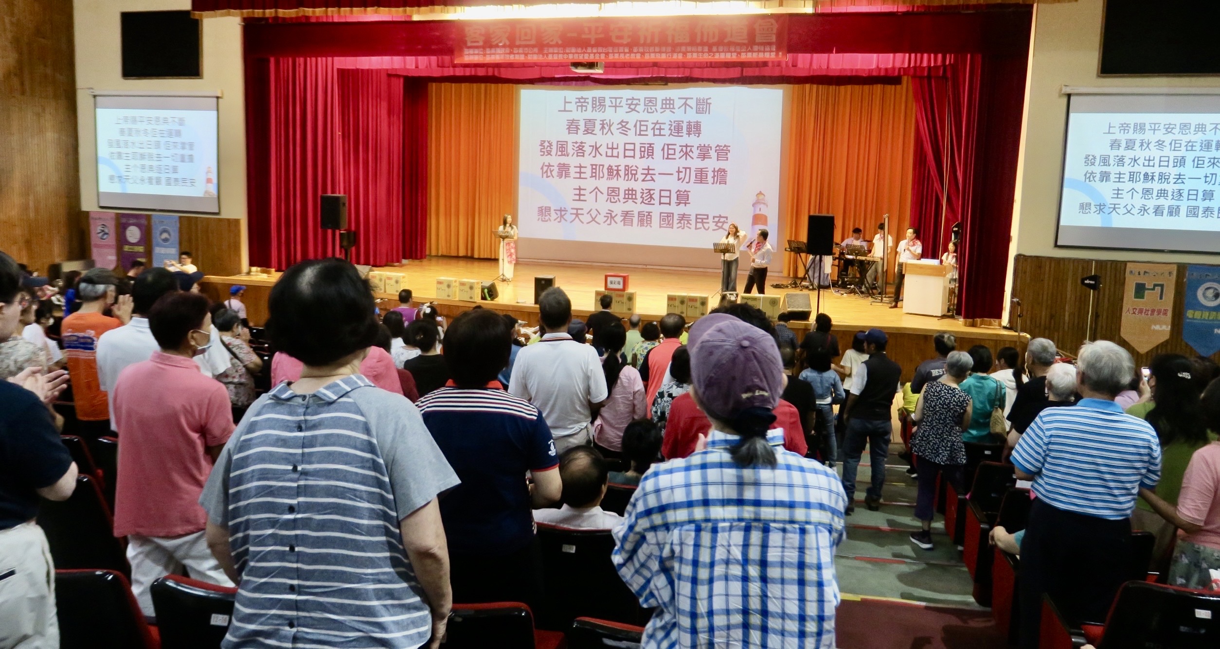會場敬拜。(圖/李容珍攝影)
