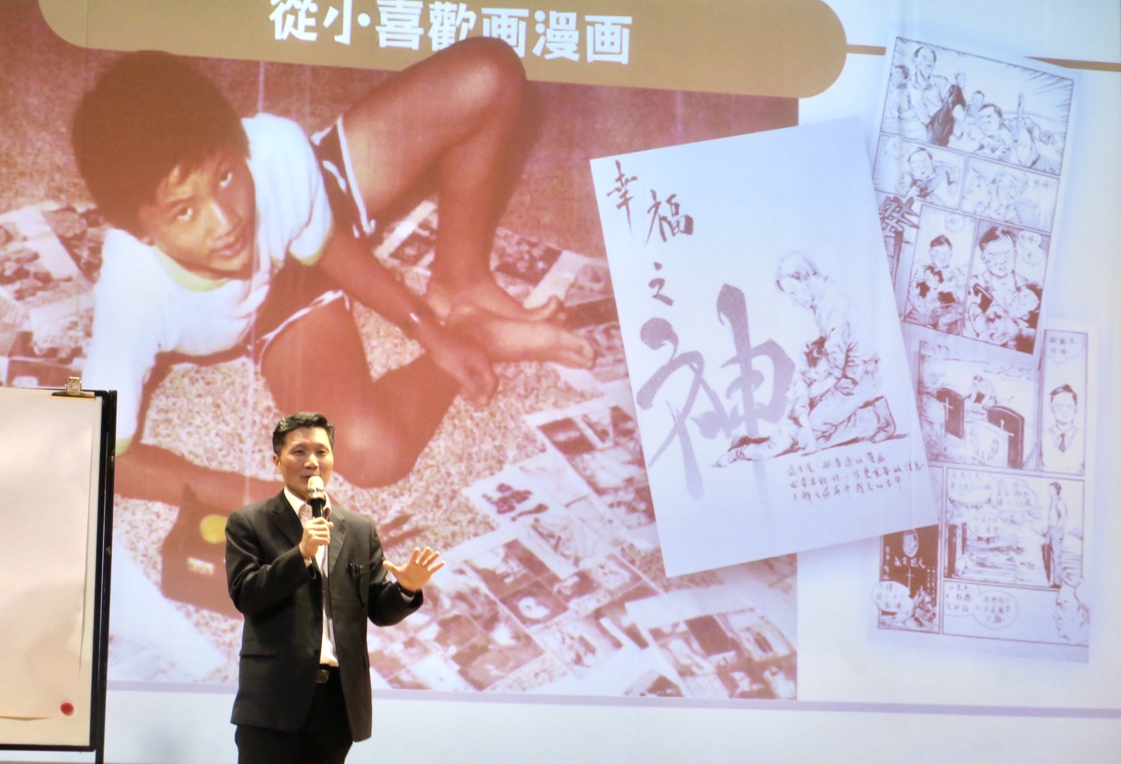 從小喜歡畫漫畫的蔡牧師。(圖/李容珍攝影)