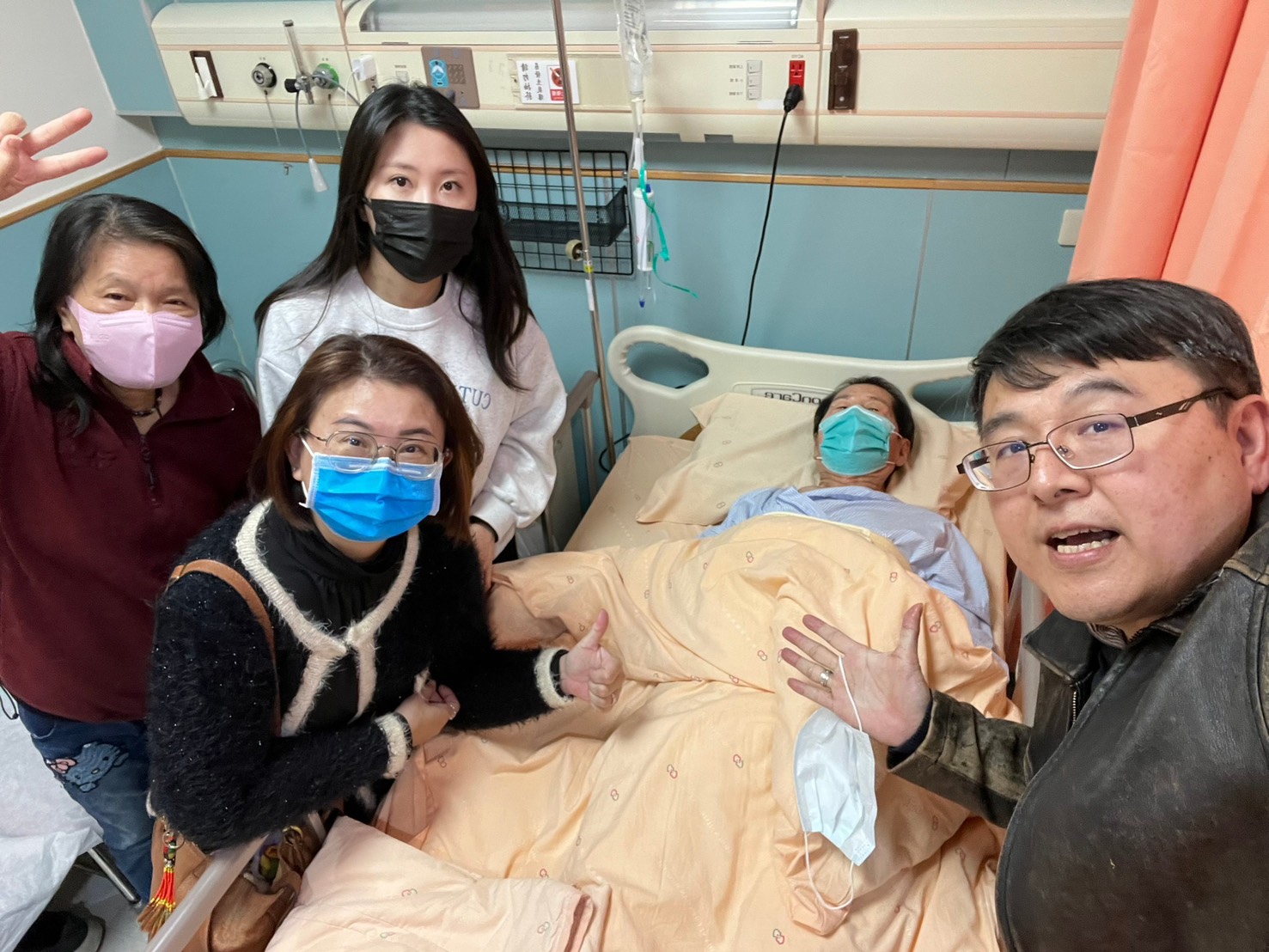 洪傳道和弟兄姊妹探望長輩。(受訪者提供)