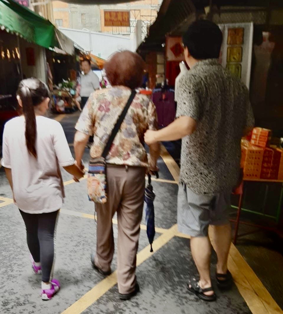 洪傳道和小女兒陪阿嬤逛市場。(受訪者提供)