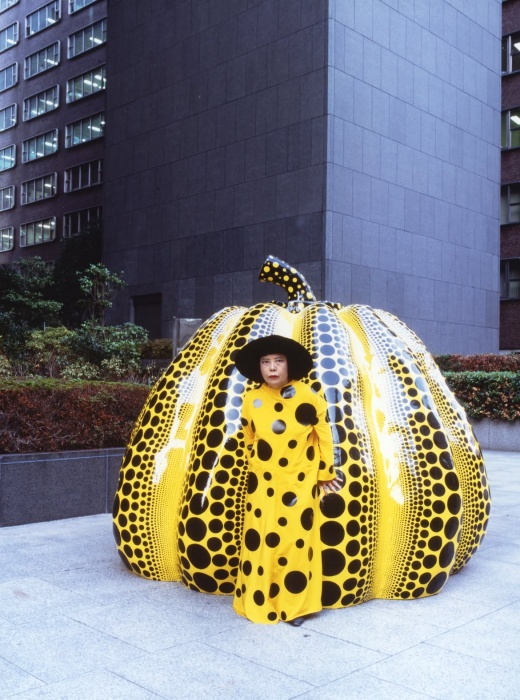 草間彌生與其著名的南瓜雕塑。（翻攝自IG@yayoikusamamuseum）