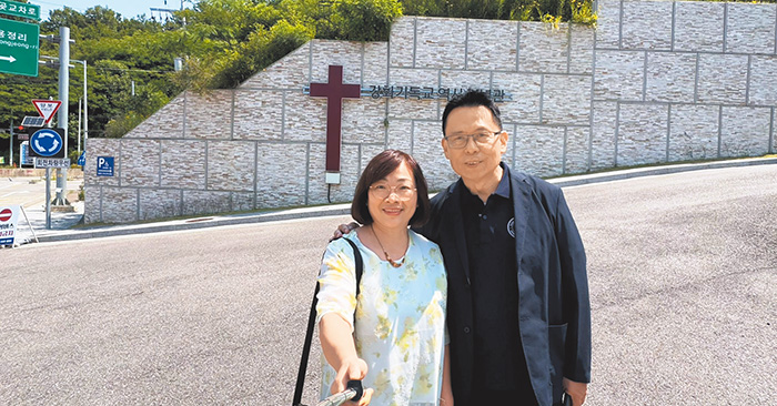 黃信忠牧師夫妻。（圖／受訪者提供）