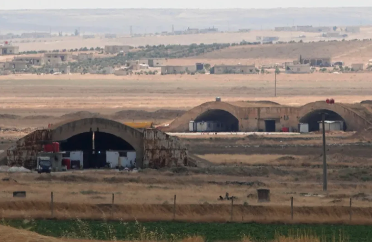 2026年8月18日，據報遭以色列空襲後的敘利亞阿布杜胡爾基地（Abu al-Duhur base）。（照片來源：REUTERS/STRINGER）