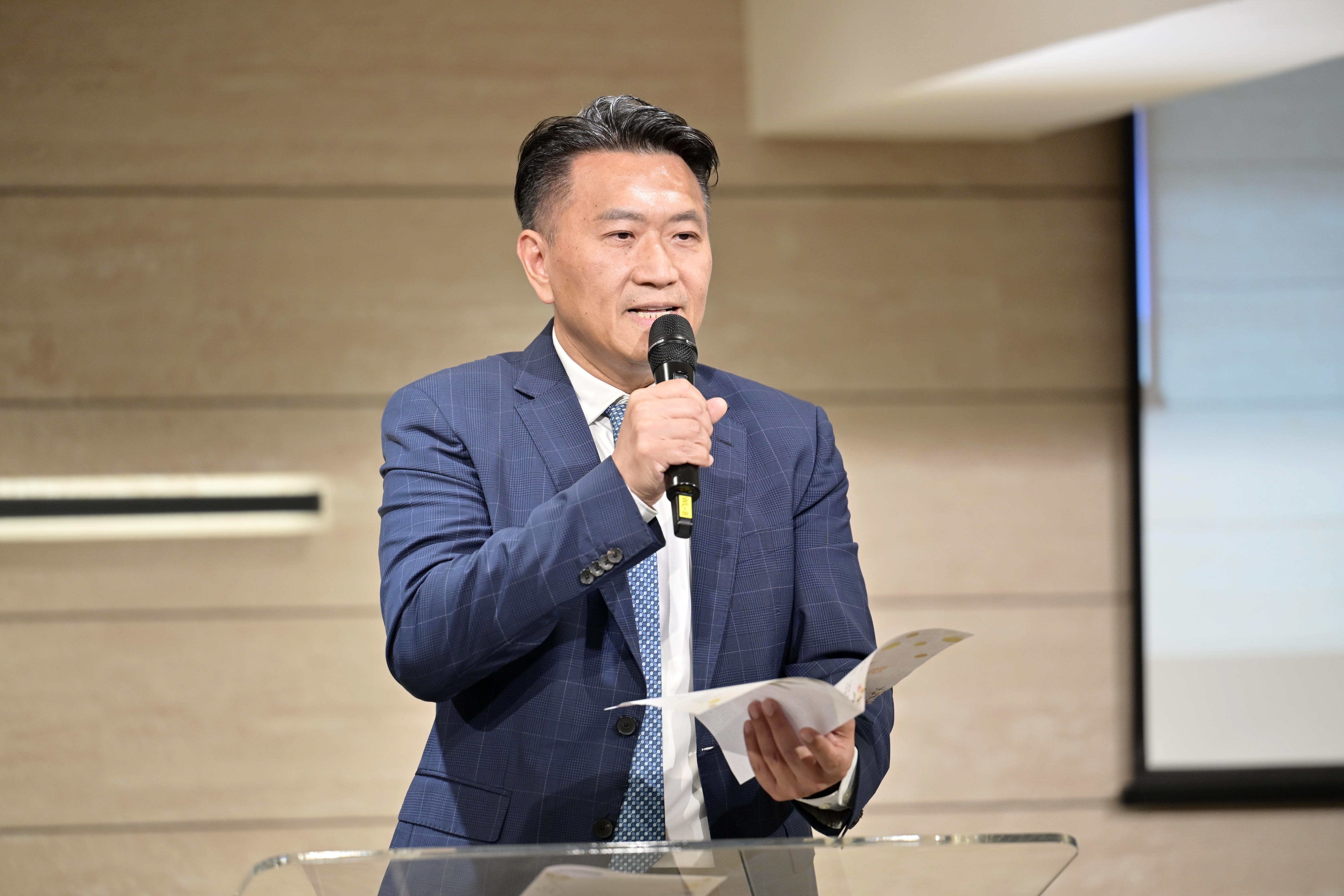 救世傳播協會會長謝光哲帶領會眾讀歌羅西書3章12至17節，並以神的話語祝福王玫前面的服事道路。(救世傳播協會提供)