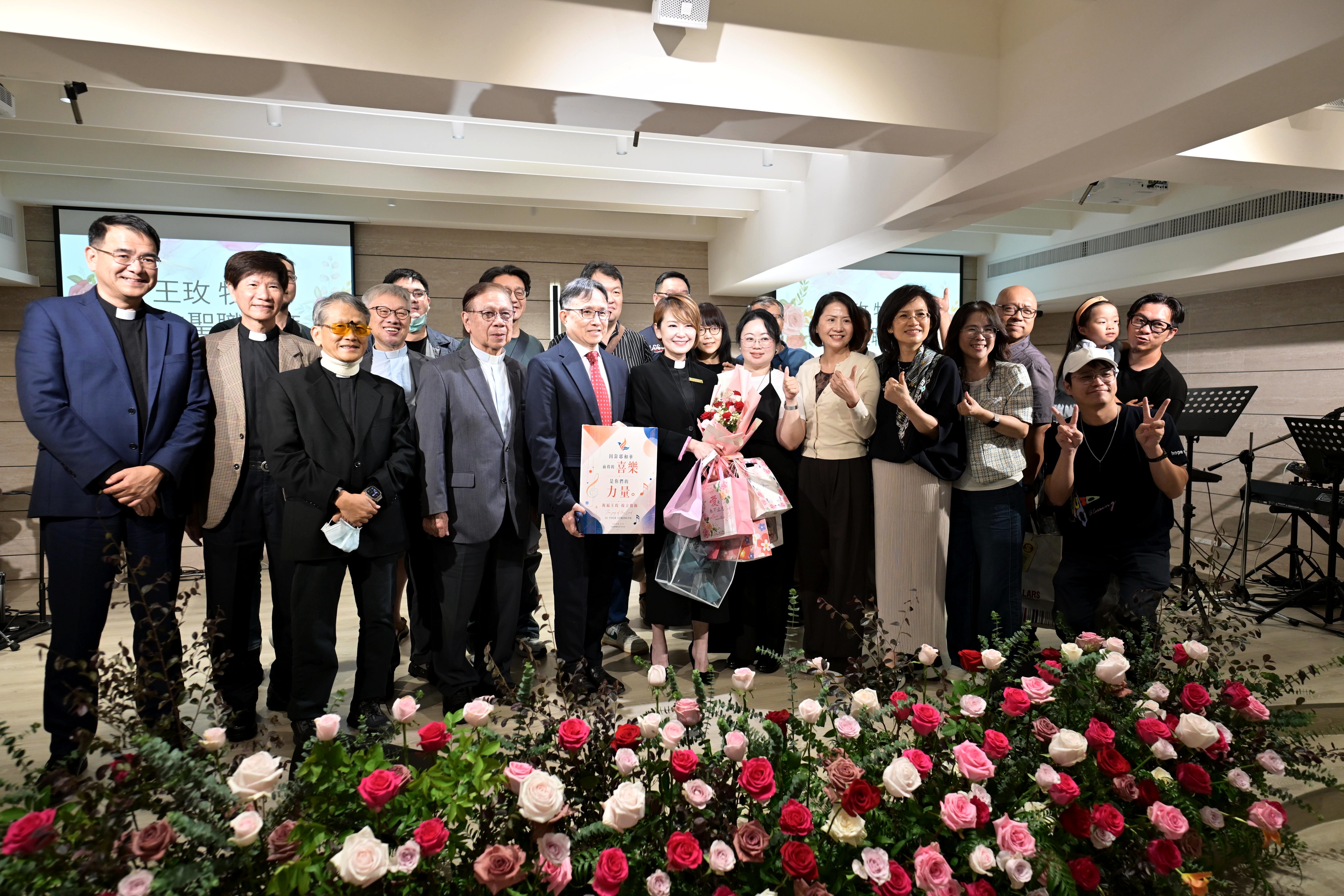 聖光雙職事奉碩士班第一屆同學。(救世傳播協會提供)