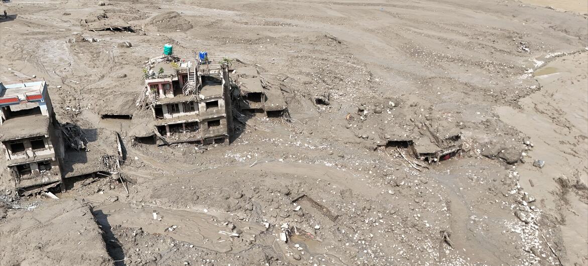 尼泊爾中北部拉蘇瓦地區發生山洪，建築物被泥沙淹沒。（UNICEF）