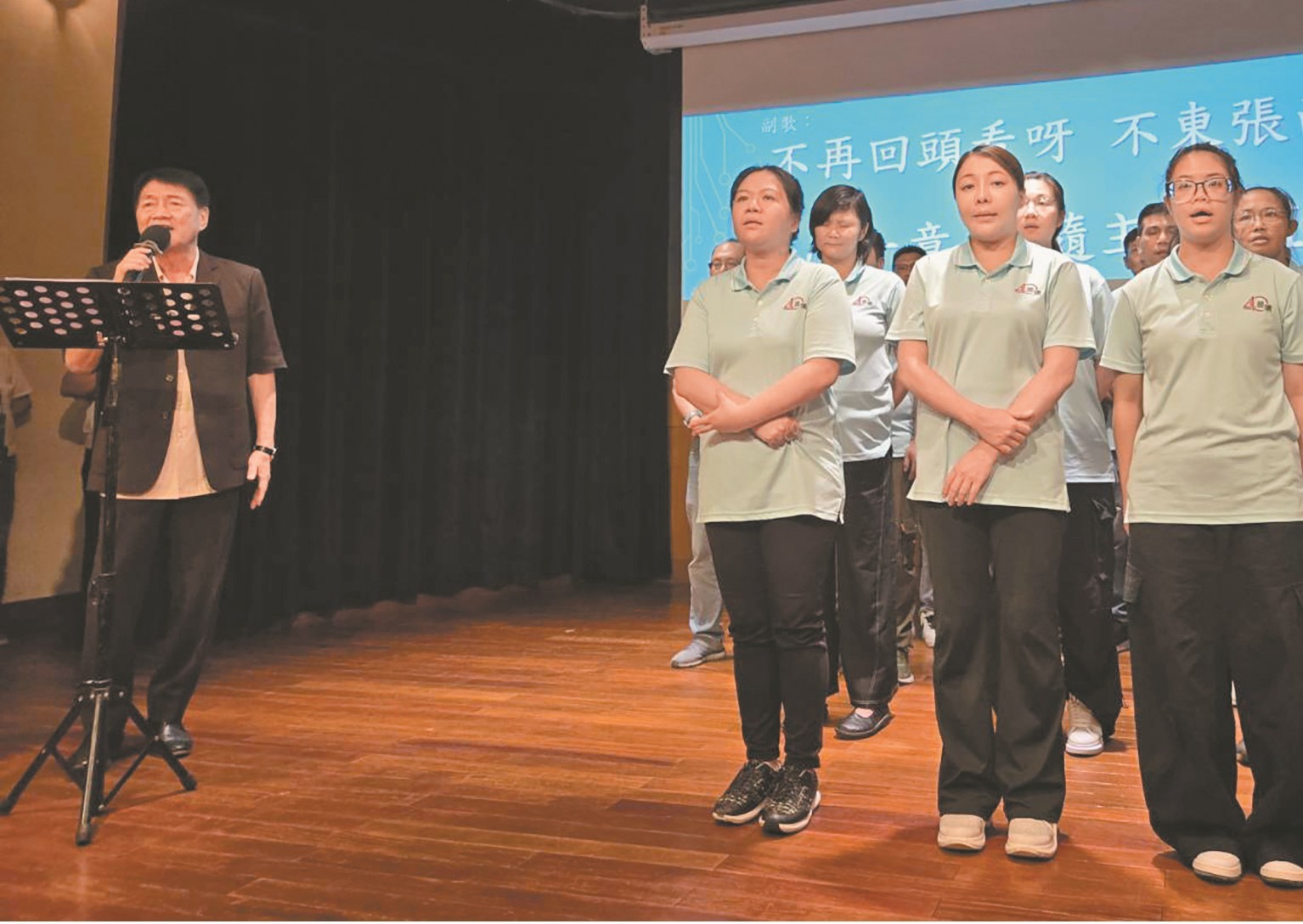 投入福音戒毒超過40年的劉民和牧師,帶領晨曦會詩班獻唱〈不再回頭看〉,宣告在基督裡成為新造的人。(圖/梁敬彥攝影)