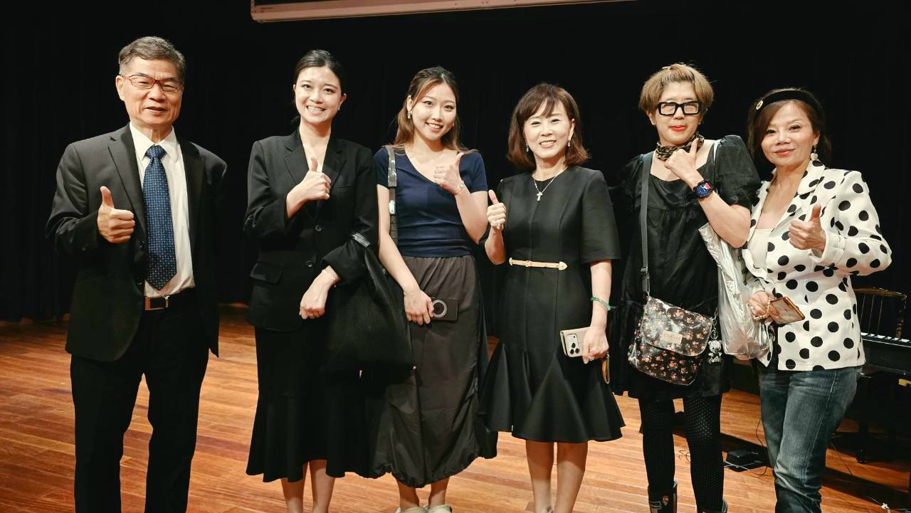 劉炳中陳曉虹夫妻與嘉賓合照。(圖/主辦單位提供)