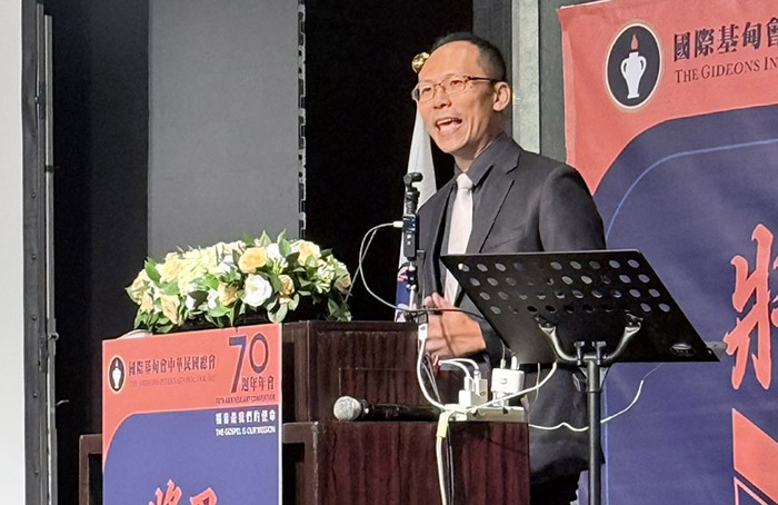 世界華福中心總幹事董家驊牧師分享信息。