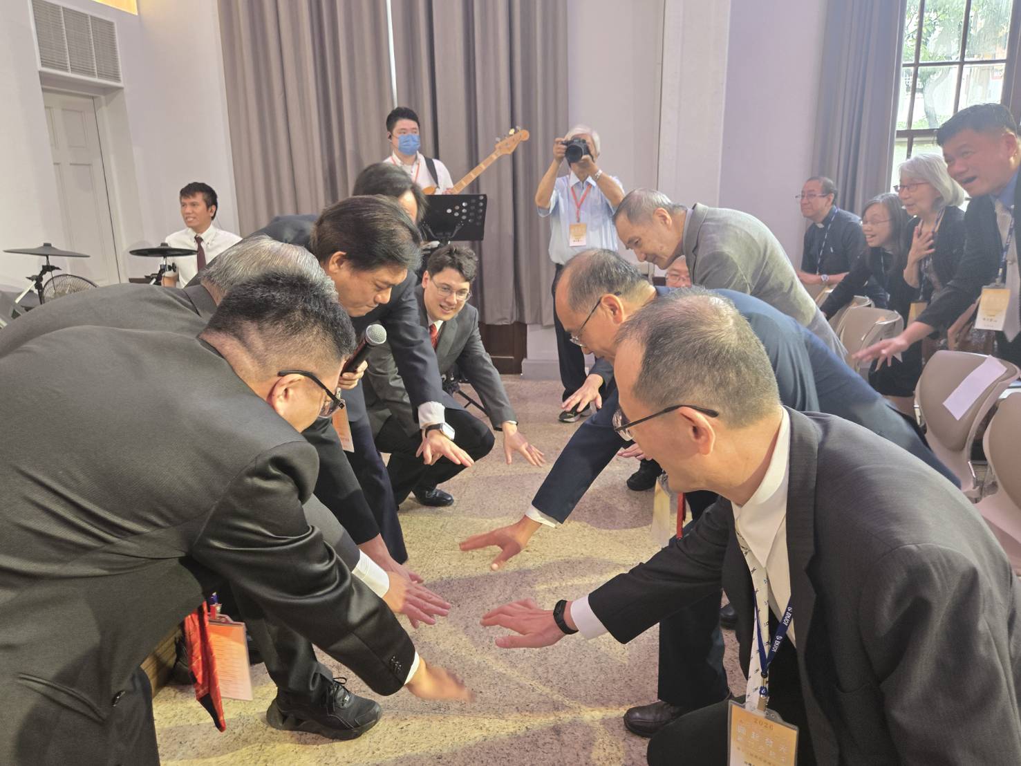 滿有活力彼此打氣。(圖/梁敬彥攝影