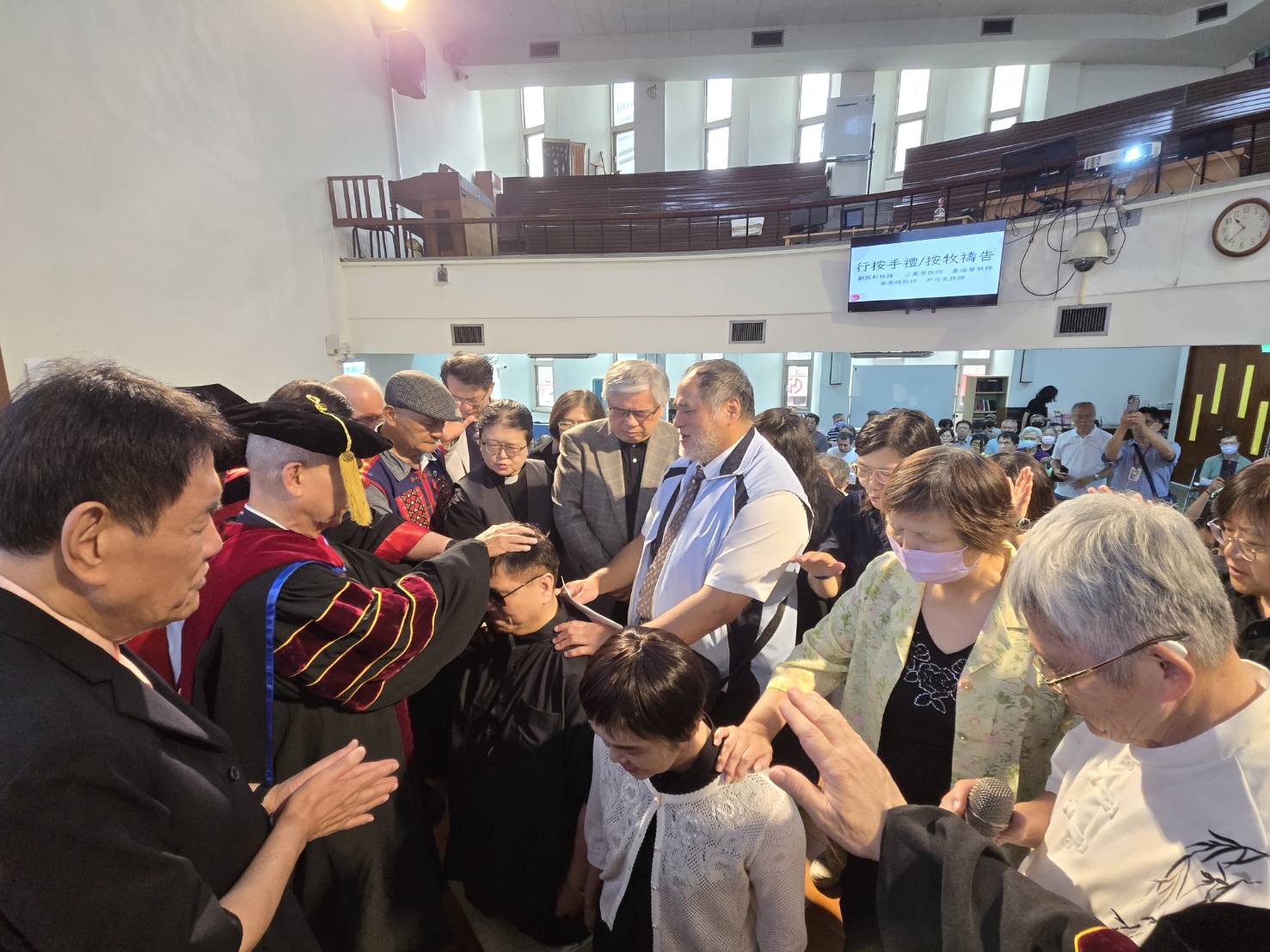 眾牧者為李繼吾牧師夫妻祝福禱告。（圖/梁敬彥攝影）